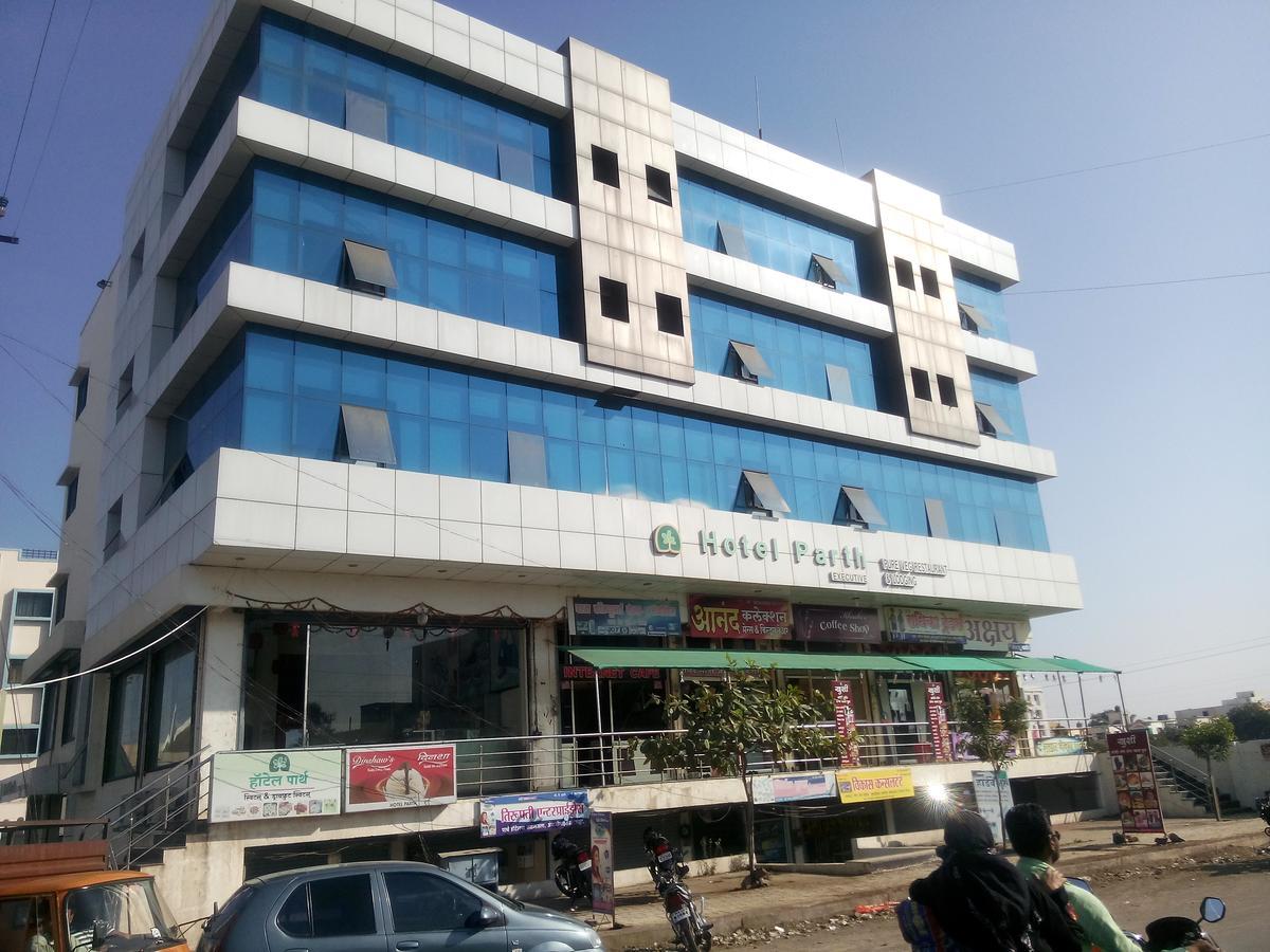 Hotel Parth Executive Lātūr Kültér fotó