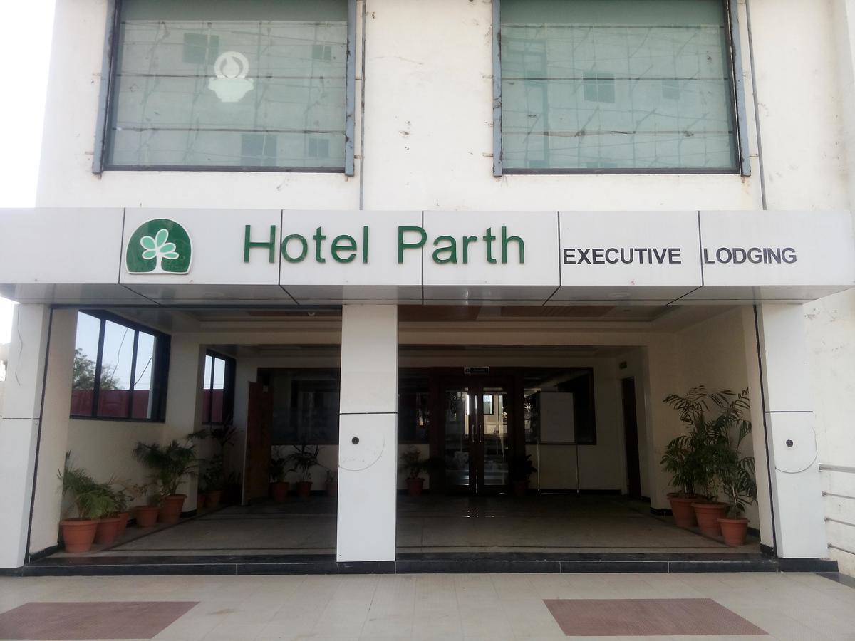Hotel Parth Executive Lātūr Kültér fotó