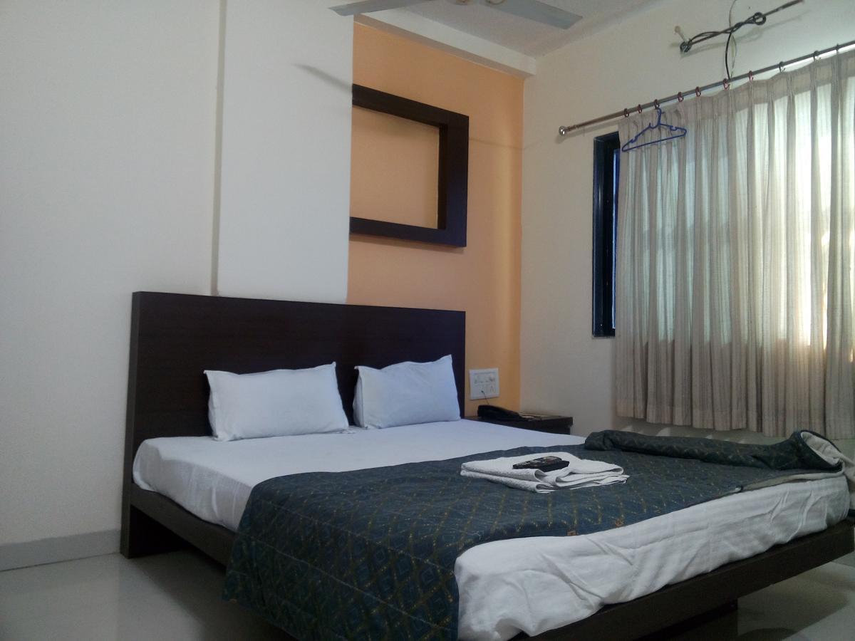 Hotel Parth Executive Lātūr Kültér fotó