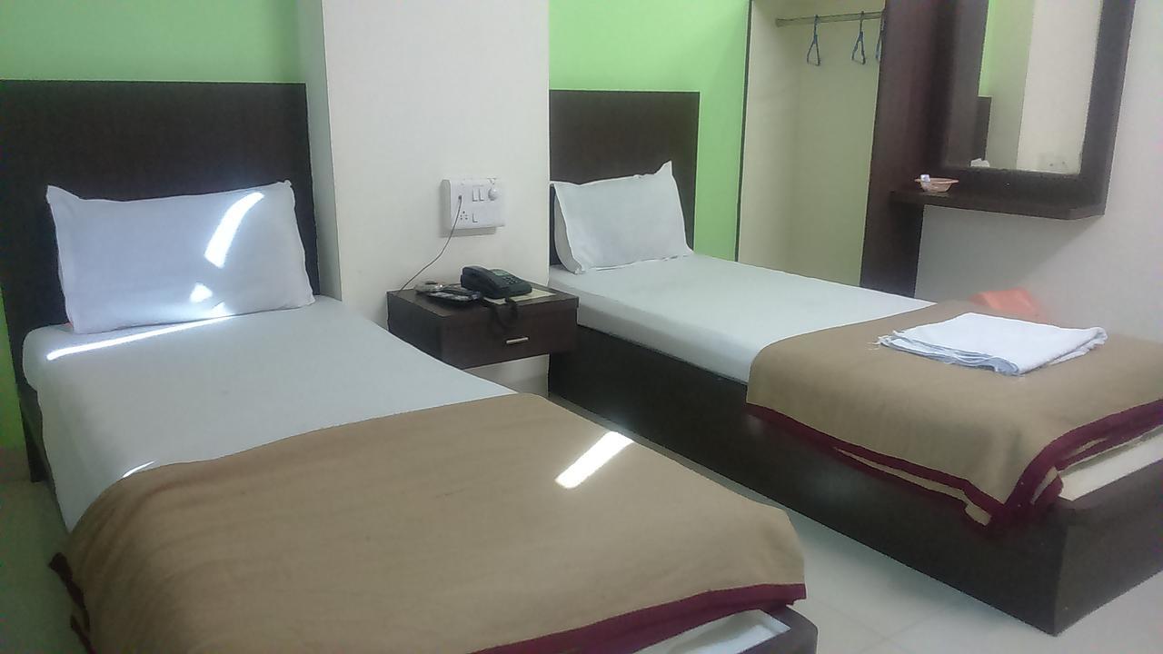 Hotel Parth Executive Lātūr Kültér fotó