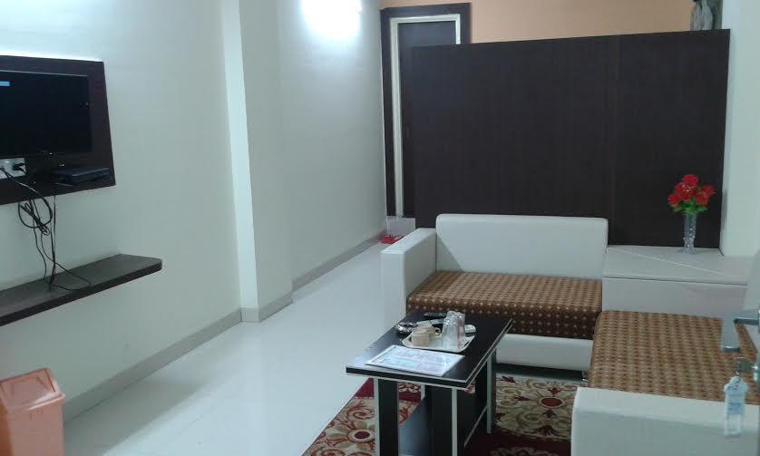 Hotel Parth Executive Lātūr Kültér fotó
